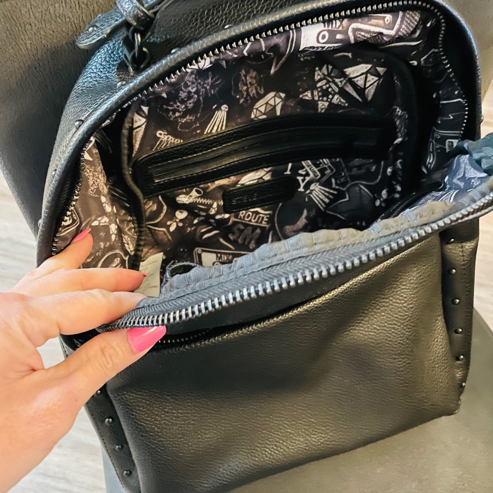 Backpack - Picture 2 of 5